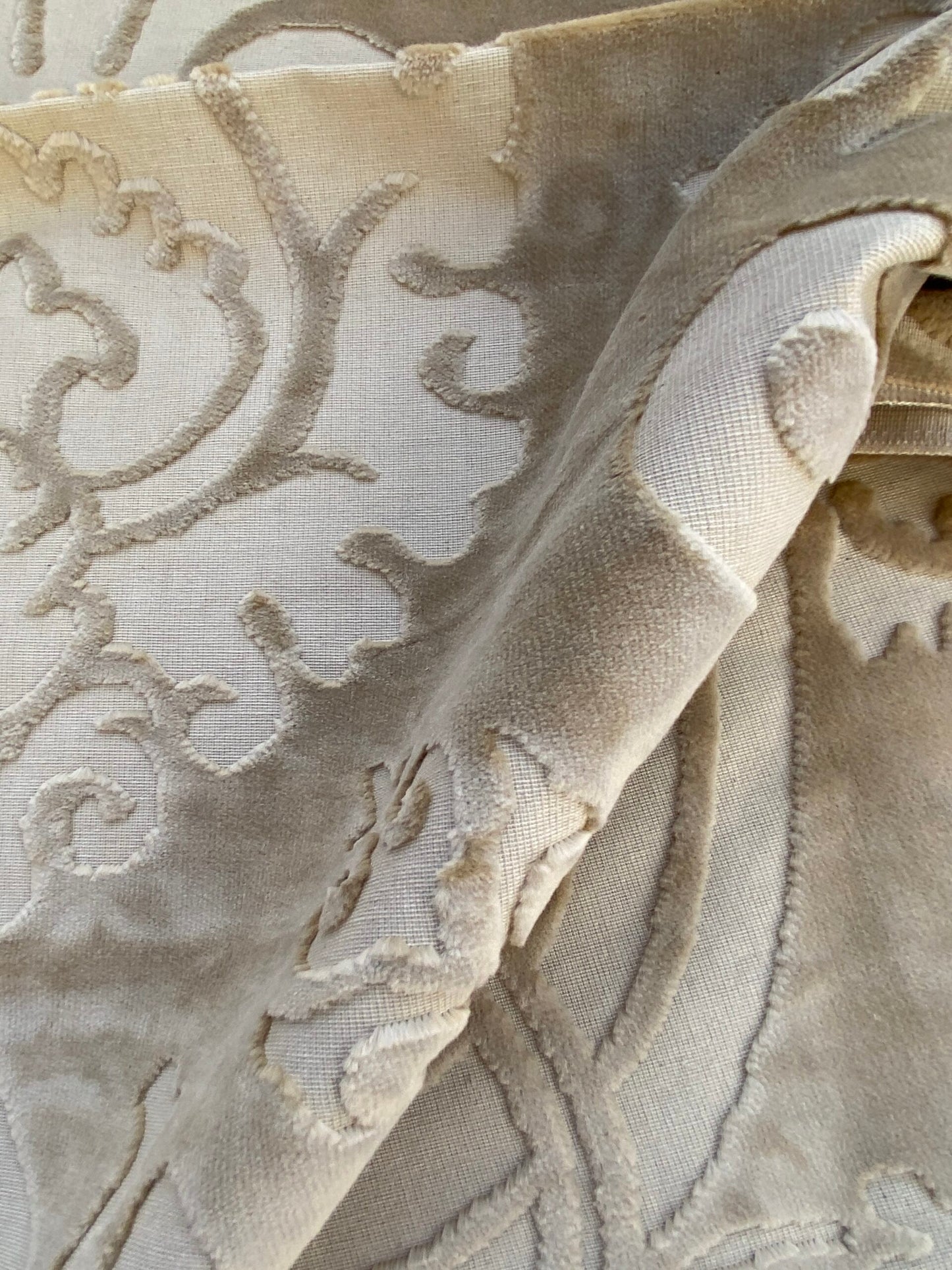 19 Berkbox74 Square Velvet by Fonthill Velours Savoie Beige Cloud Medallion MSRP USD 304/Y