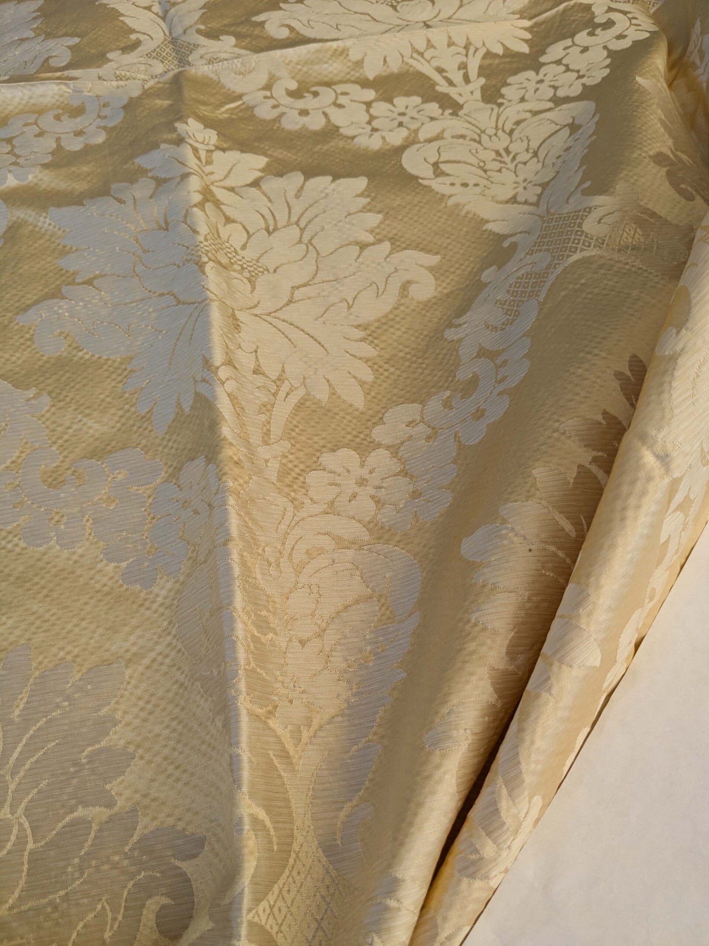 21 EV42 2.4y x 51"w Scalamandre Fornarina Ivory Silk Damask Medallion MSRP USD 648/Y