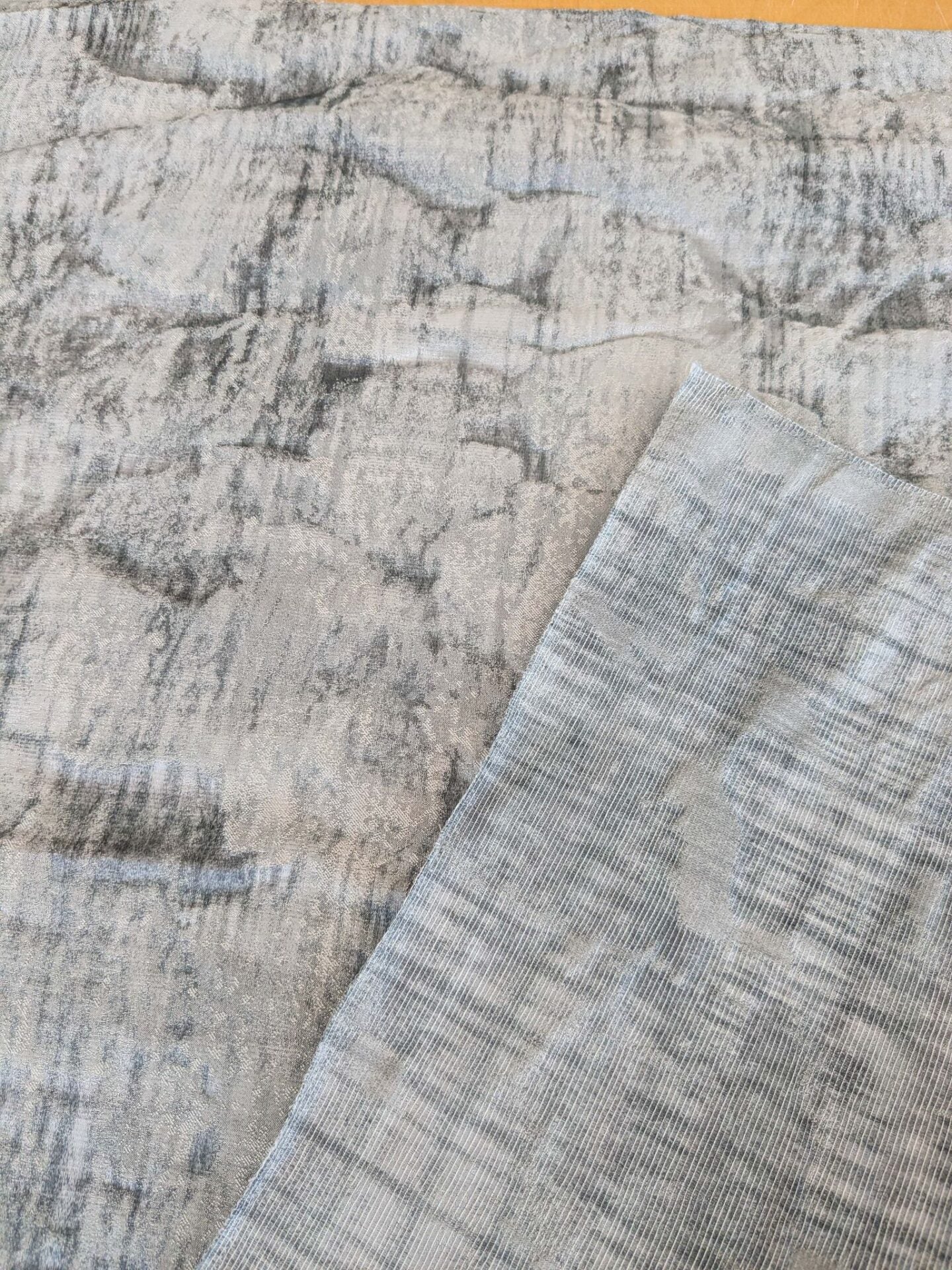 79 EV37 27" x 26" Old World Weavers Trilussa Light Grey Abstract Large Jacquard