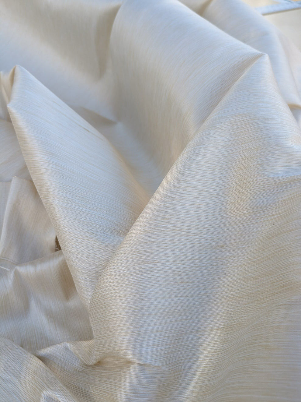 Scalamandre Hinson  Diffusion Taffeta Cream Iridescent Silk Taffeta Texture MSRP USD294/y