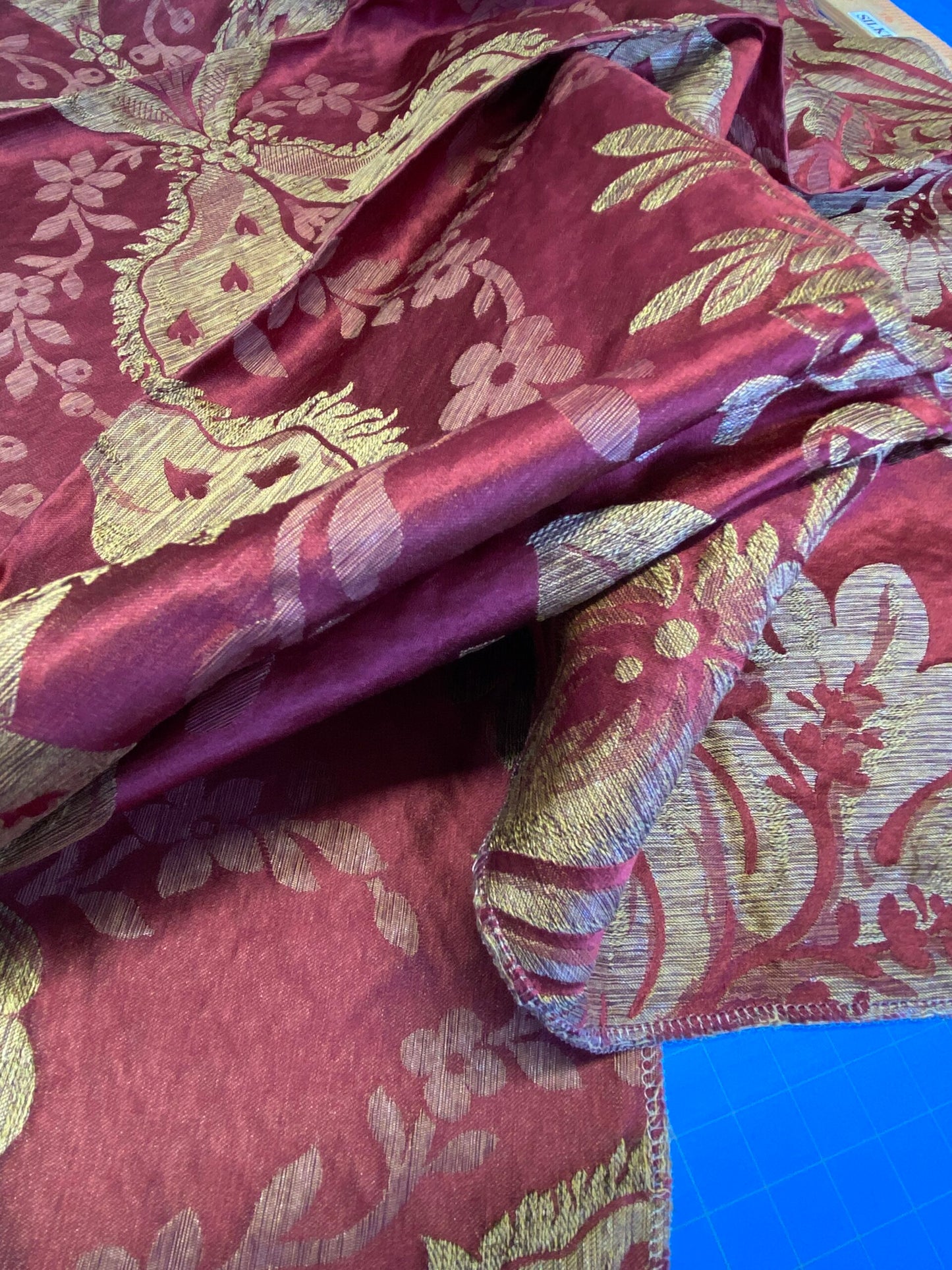 37 Berkbox72 Scalamandre Old World Weavers Square Silk  Claudina Cherry Deep Red Gold Renaissance Damask Reversible Italy MSRP USD 320/Y
