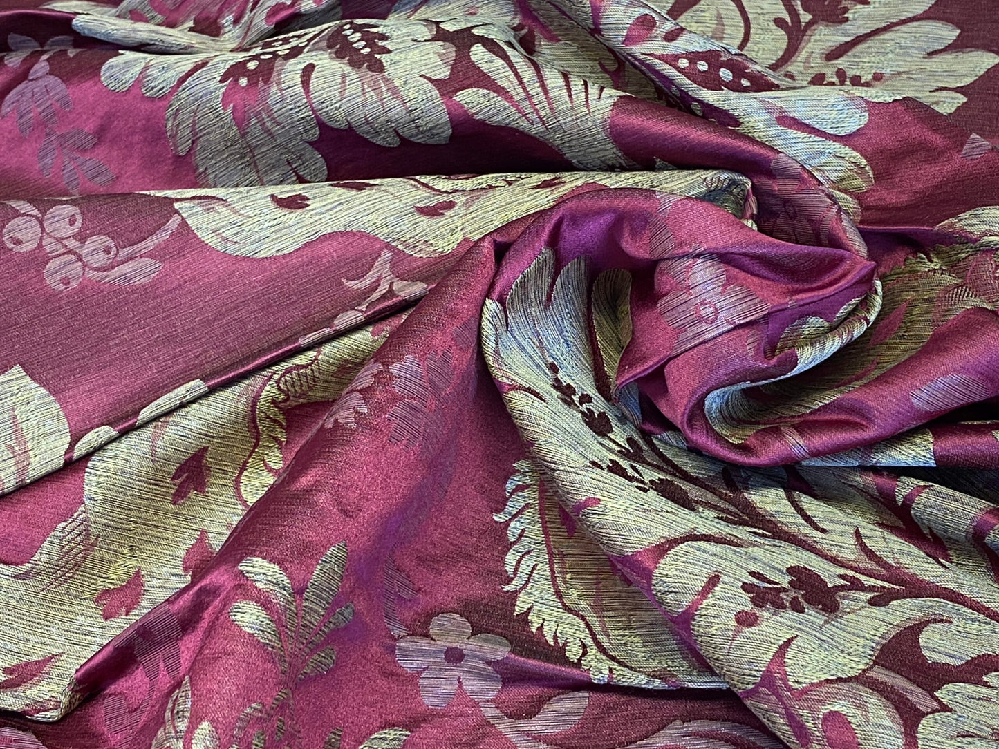 39 Berkbox72 Scalamandre Old World Weavers Square Silk  Claudina Cherry Deep Red Gold Renaissance Damask Reversible Italy MSRP USD 320/Y