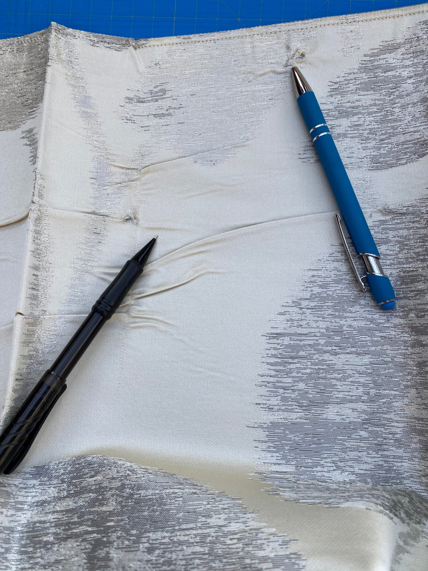 5 Berkbox73 Square Silk Blend by Old World Weavers Isabella Moon Glow Gray White MSRP USD 428/y