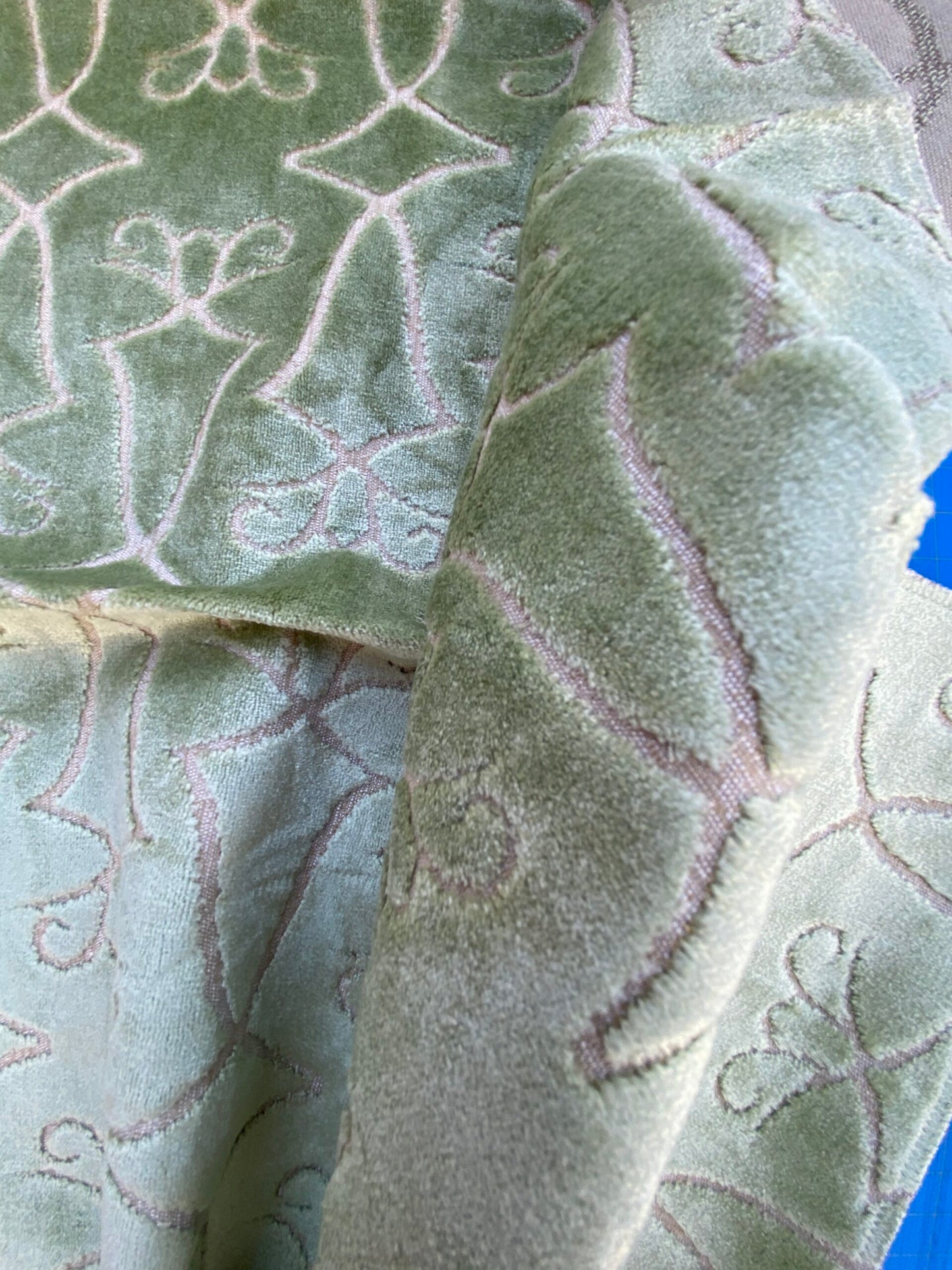 5 Berkbox74 Square Velvet by Old World Weavers Princess Aida Bamboo Green Cut Velvet Silky MSRP USD 265/Y