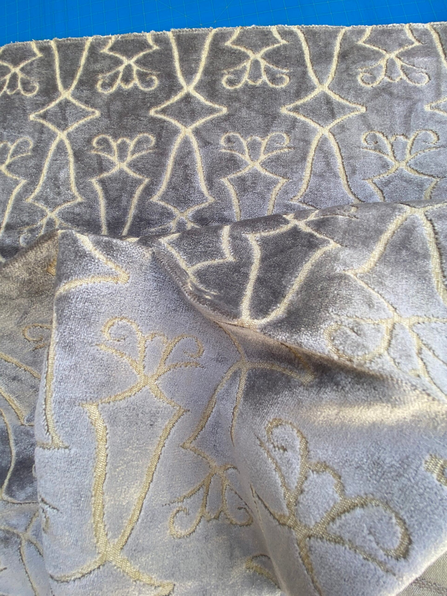 9 Berkbox74 Square Velvet by Old World Weavers Princess Aida Lavender Smoke Gray Cut Velvet Silky MSRP USD 265/Y
