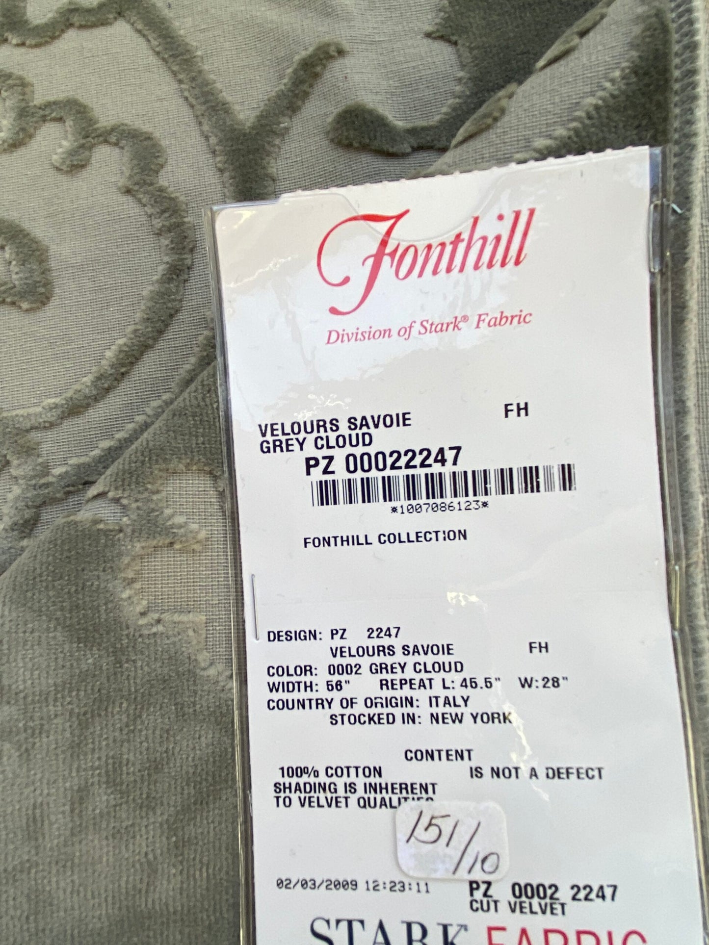 18 Berkbox74 Square Velvet by Fonthill Velours Savoie Grey Cloud Medallion MSRP USD 304/Y