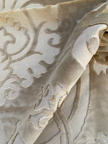 19 Berkbox74 Square Velvet by Fonthill Velours Savoie Beige Cloud Medallion MSRP USD 304/Y