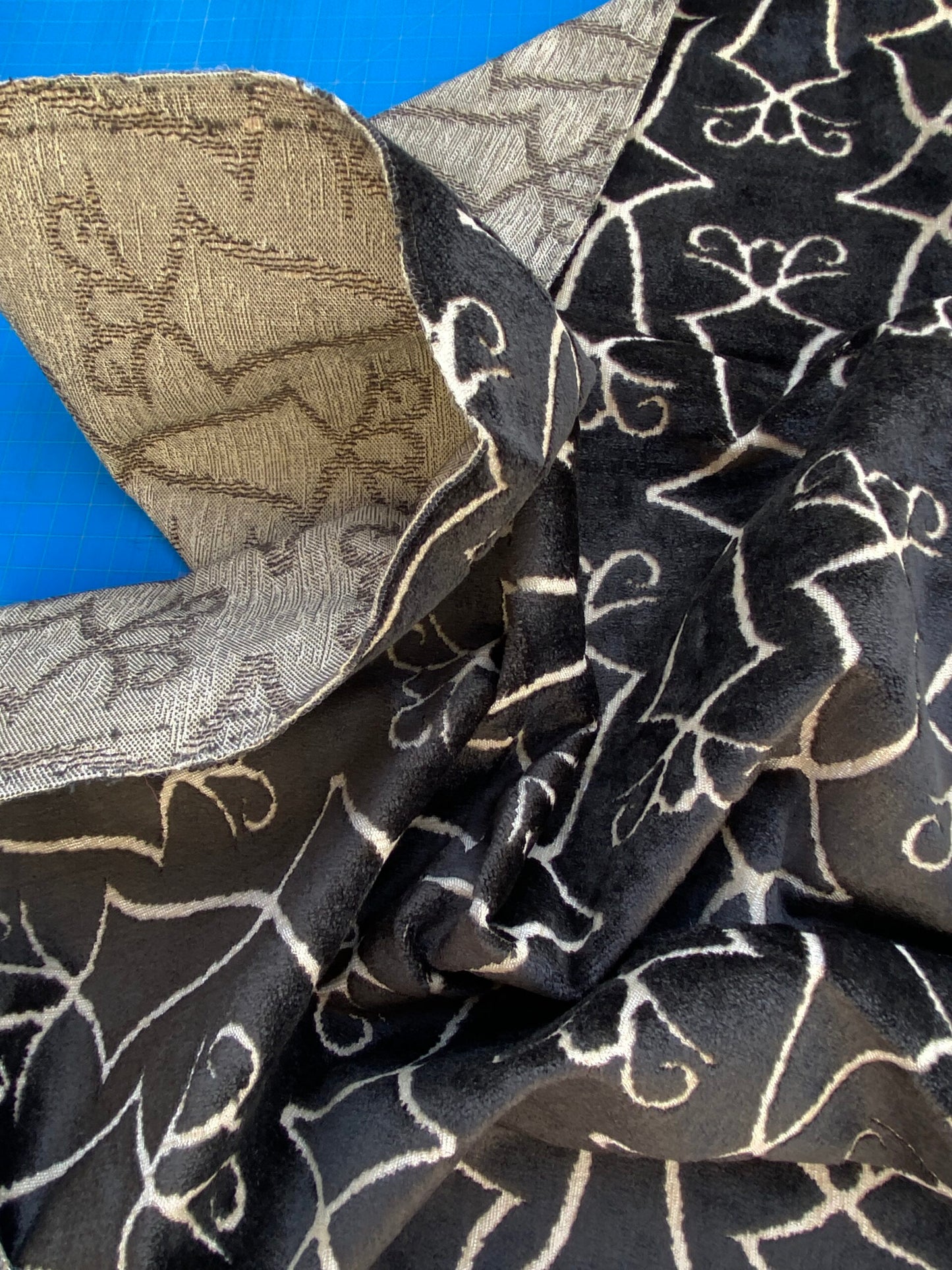 24 Berkbox74 Square Velvet by Old World Weavers Princess Aida Graphite Cut Velvet Silky Black MSRP USD 228/Y