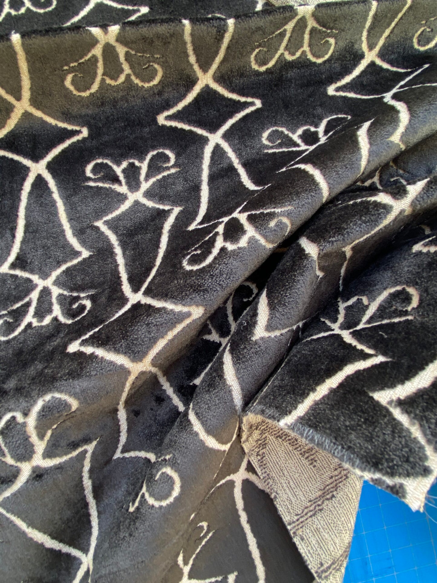 28 Berkbox74 Square Velvet by Old World Weavers Princess Aida Graphite Cut Velvet Silky Black MSRP USD 228/Y