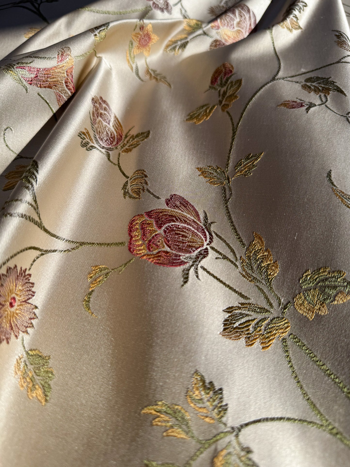 BY Yard Kravet Villa Carlotta Pongee 100% silk Lampas Chinoiserie Peony Rose Vine Pale Gold MSRP USD 354/Y