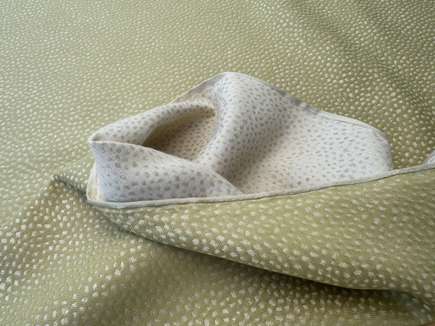 Robert Allen Beacon Hill Speckled Peridot Silk Cotton Cashmere Blend in Pale Green Silver Small Texture