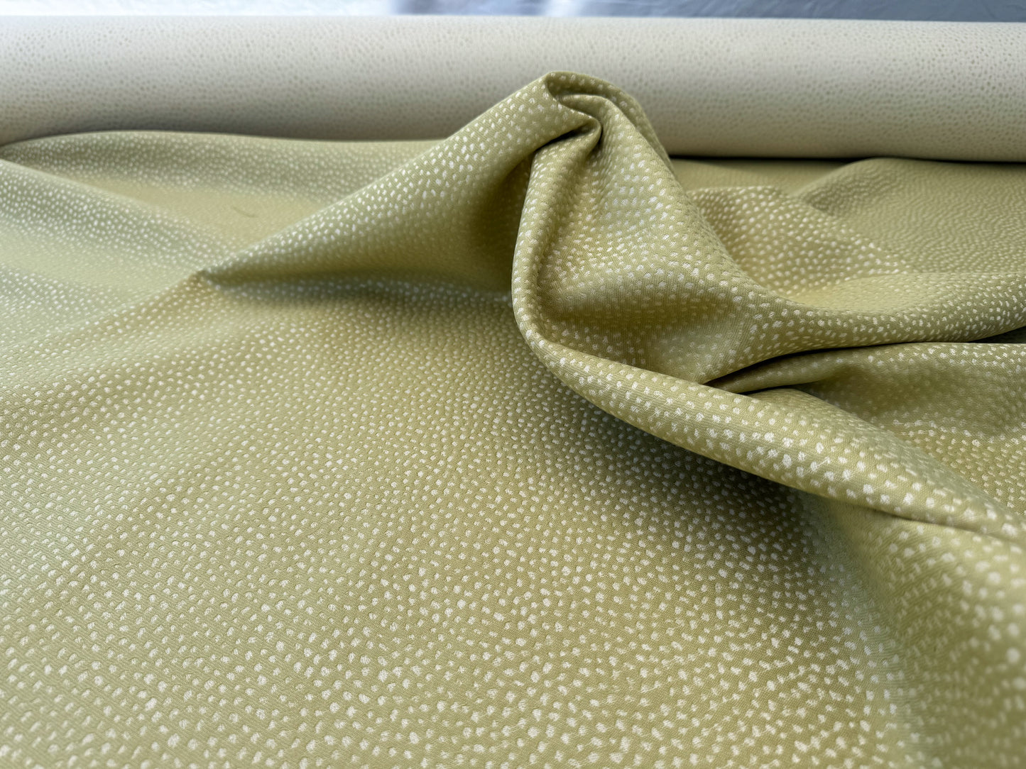Robert Allen Beacon Hill Speckled Peridot Silk Cotton Cashmere Blend in Pale Green Silver Small Texture