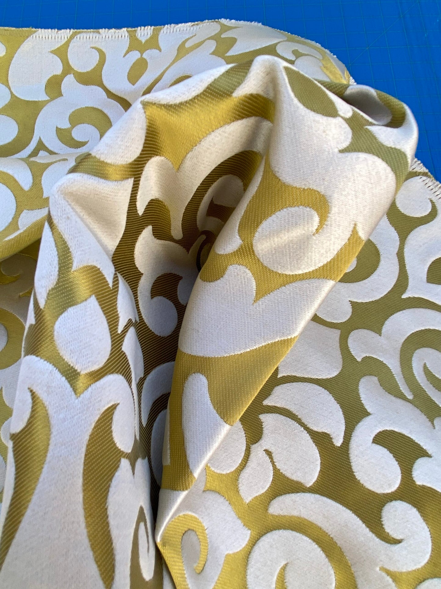 18 Berkbox87 Square Jacquard by Old World Weavers My Fair Lady Gold White Large Jacquard MSRP USD 300+/y
