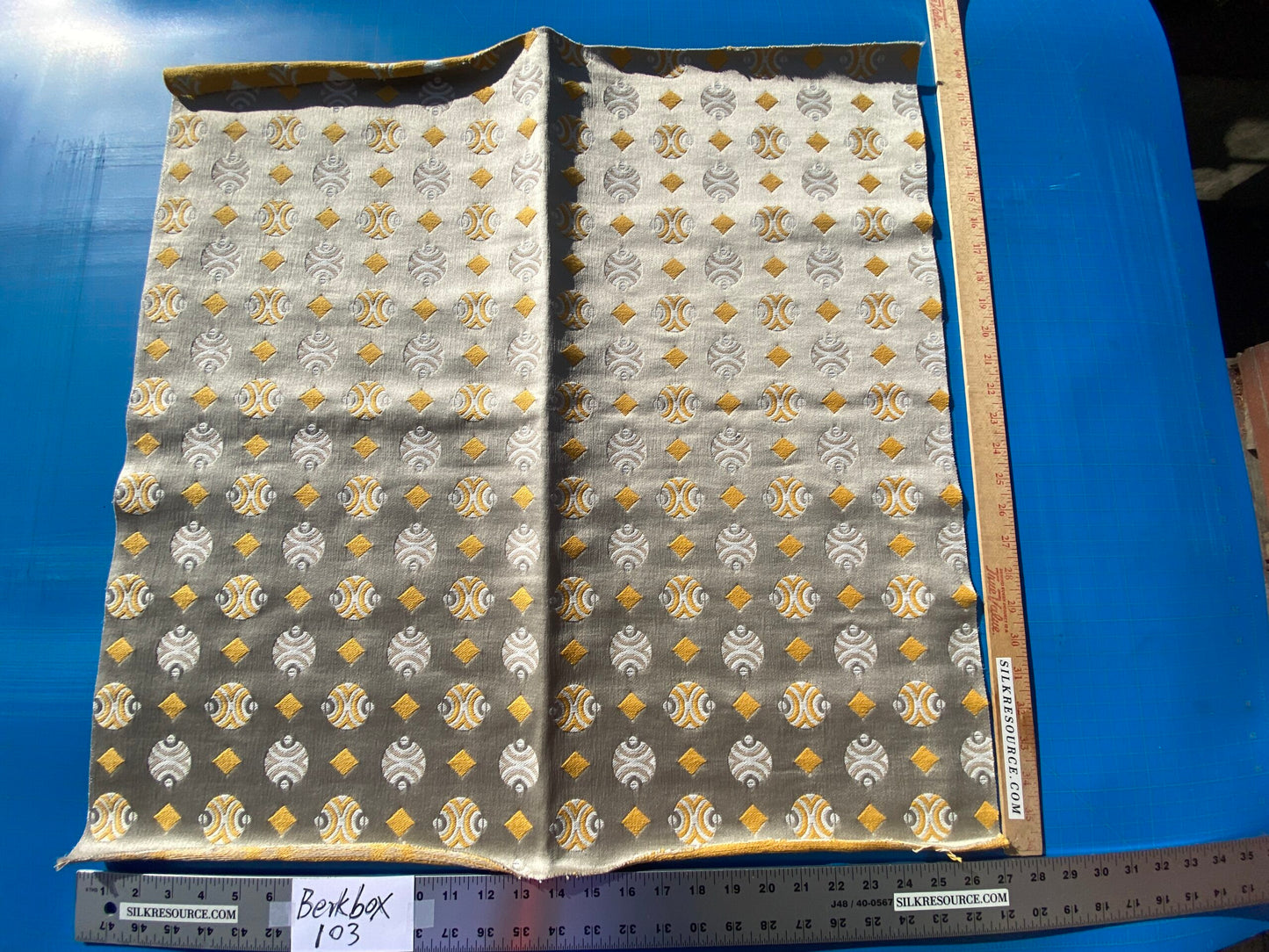 26 Berkbox103 Square Scalamandre Colony Collection Raku Beige Chiaro Geometric Small Scale