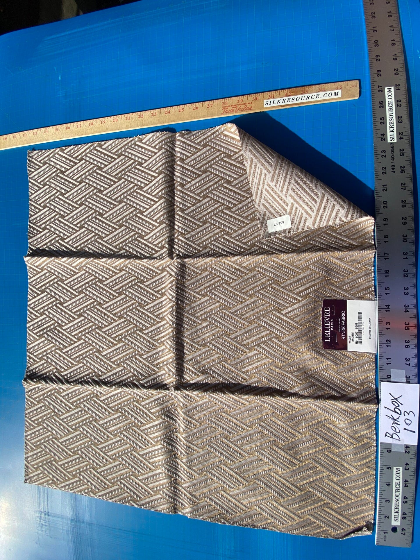34 Berkbox103 Square Scalamandre Lelievre Paris Vacoa Bronze Brown Diamond Ogee Viscose MSRP USD354/y 26"x 26"