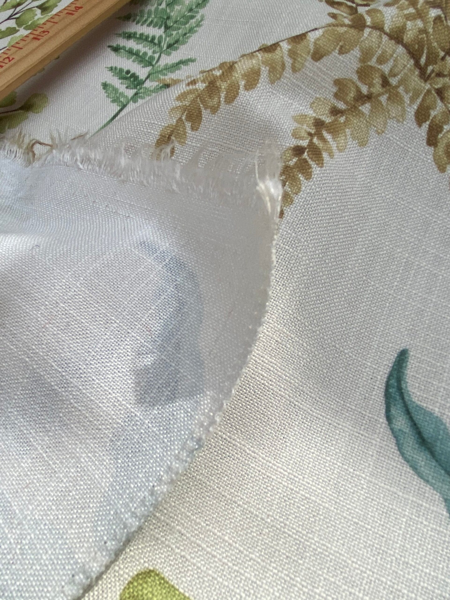 4 BerkBox95 Printed Fabrics by Old World Weavers 2.4Y Wethersfield Fern Spring Tropical White Green Blue