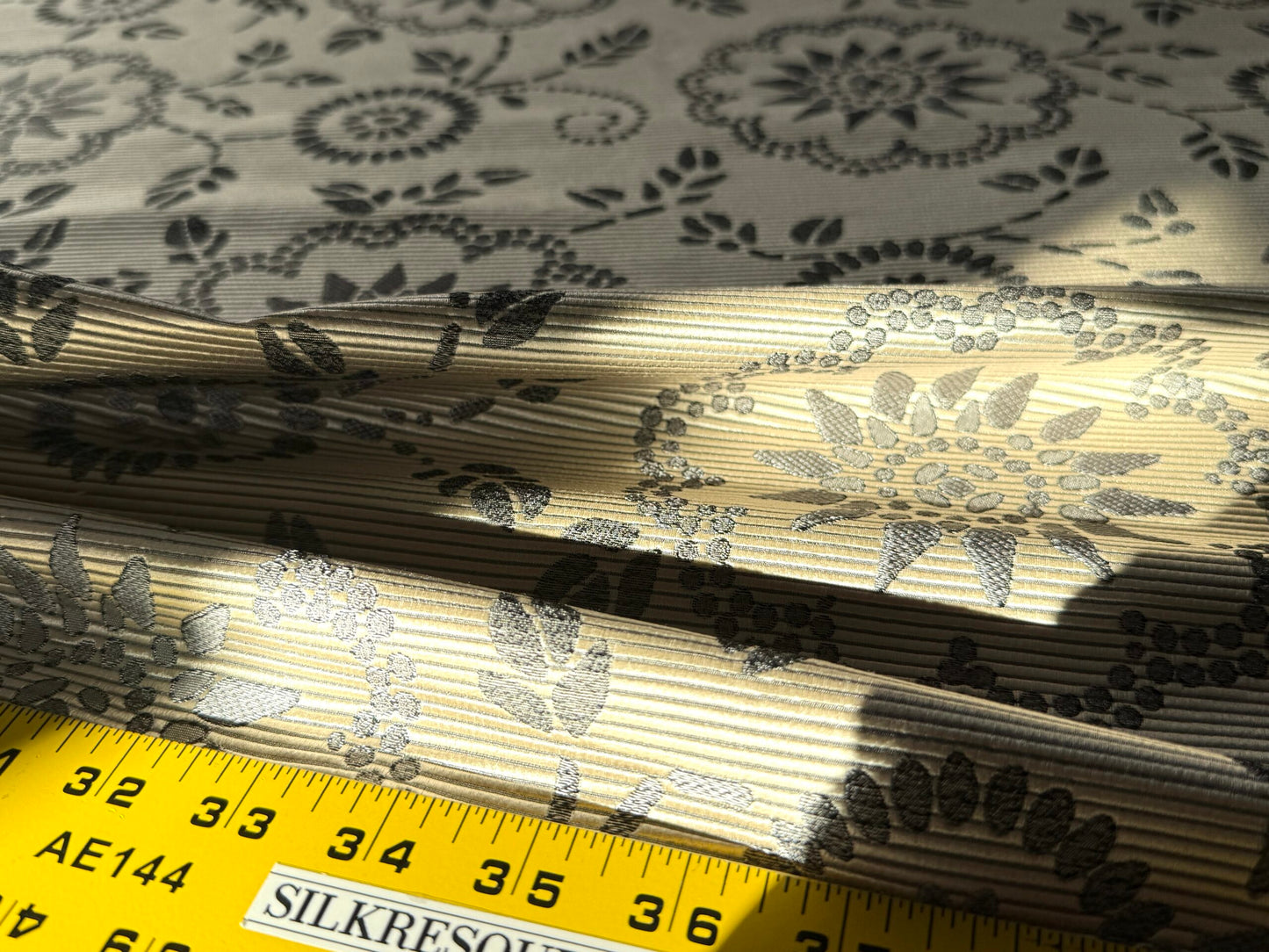 By Yard Scalamandre Kasumi Silver Cloud Silk Lampas Kimono Daisy Flower Art Deco MSRP USD 276/Y