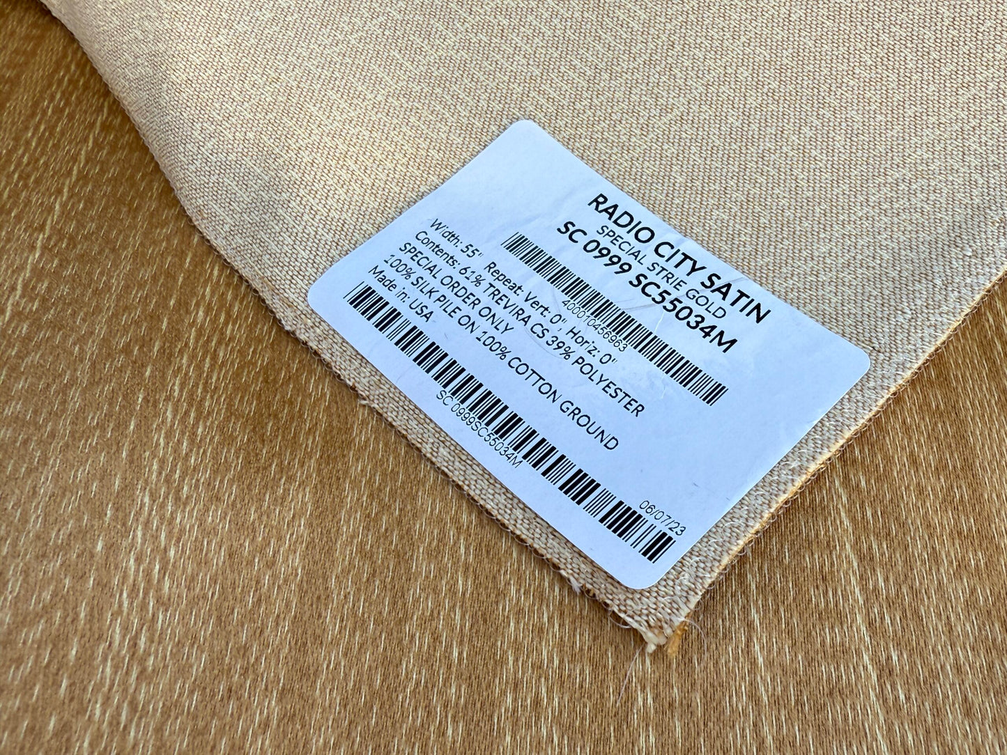 18 Berkbox106 18" x 18" Square Scalamandre Radio City Special Strie Gold