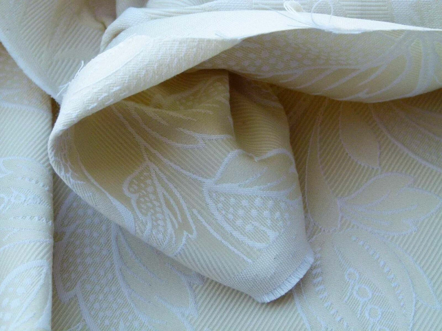 By Yard Jacobean Bouquet Woven Flowers Fh Ivory Scalamandre MSRP USD 192Usd/Y