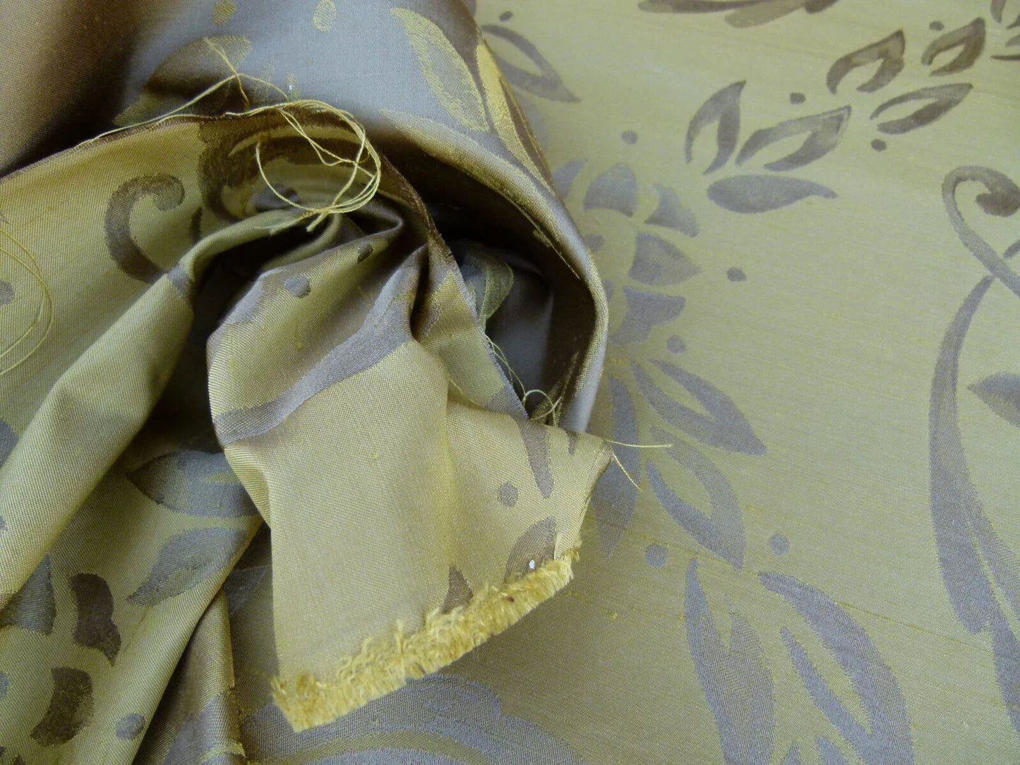 Scalamandre Navonna Midas Neoclassical Silk Lampas Medallion Crest MSRP USD 444/yard Old World Weavers