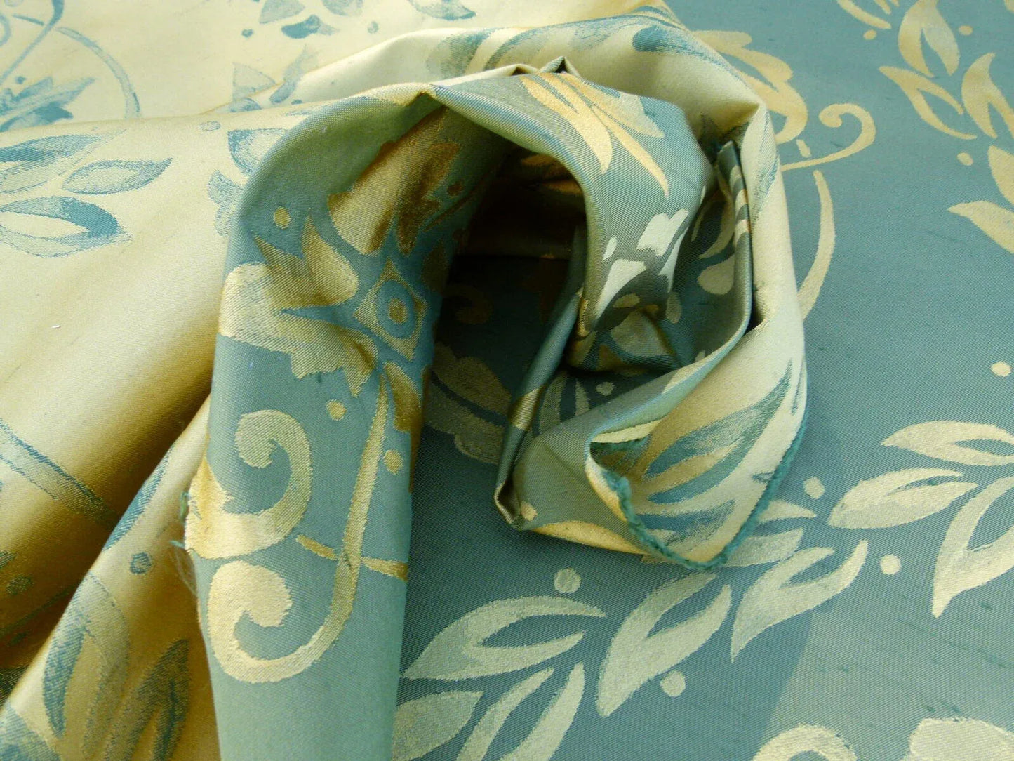 Scalamandre Navonna Green Gold Neoclassical Silk Lampas Medallion Crest MSRP USD 444/yard Old World Weavers