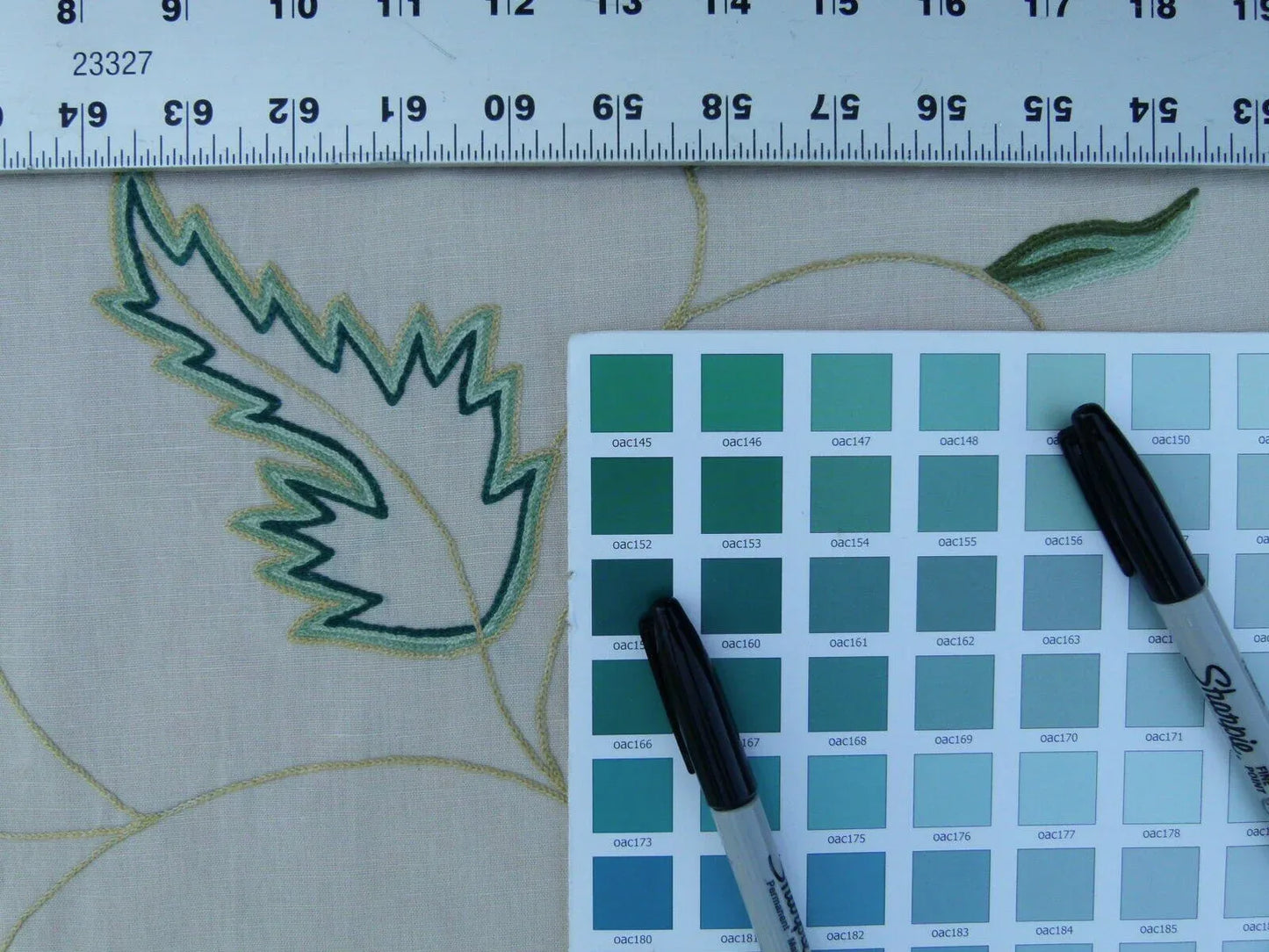 By Yd Lee Jofa Three Oaks Crewel Embroidery Red Green Flower Natural Linen Cotton Hand Made MSRP USD 296/Y