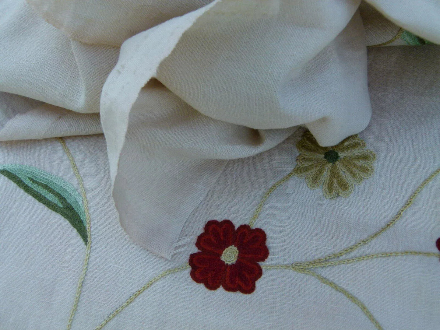 By Yd Lee Jofa Three Oaks Crewel Embroidery Red Green Flower Natural Linen Cotton Hand Made MSRP USD 296/Y