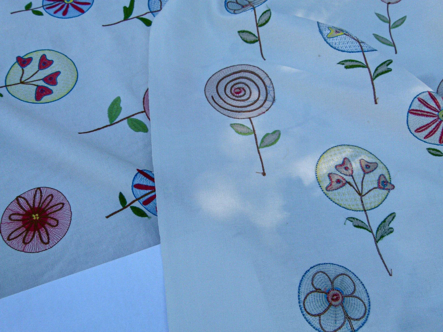 0.94Y Scalamandre Fancy Work Blue/coral On White Modern Flower Power Embroidery MSRP USD 200/yard