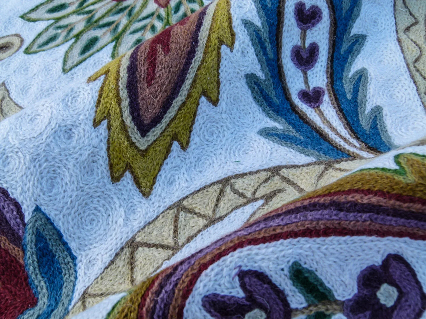 18 EV32 Square Scalamandre Old World Weavers Mitra Teal/Plum/Brick on White Crewel MSRP USD 500+/y