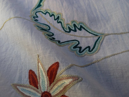 By Yd Lee Jofa Three Oaks Crewel Embroidery Red Green Flower Natural Linen Cotton Hand Made MSRP USD 296/Y