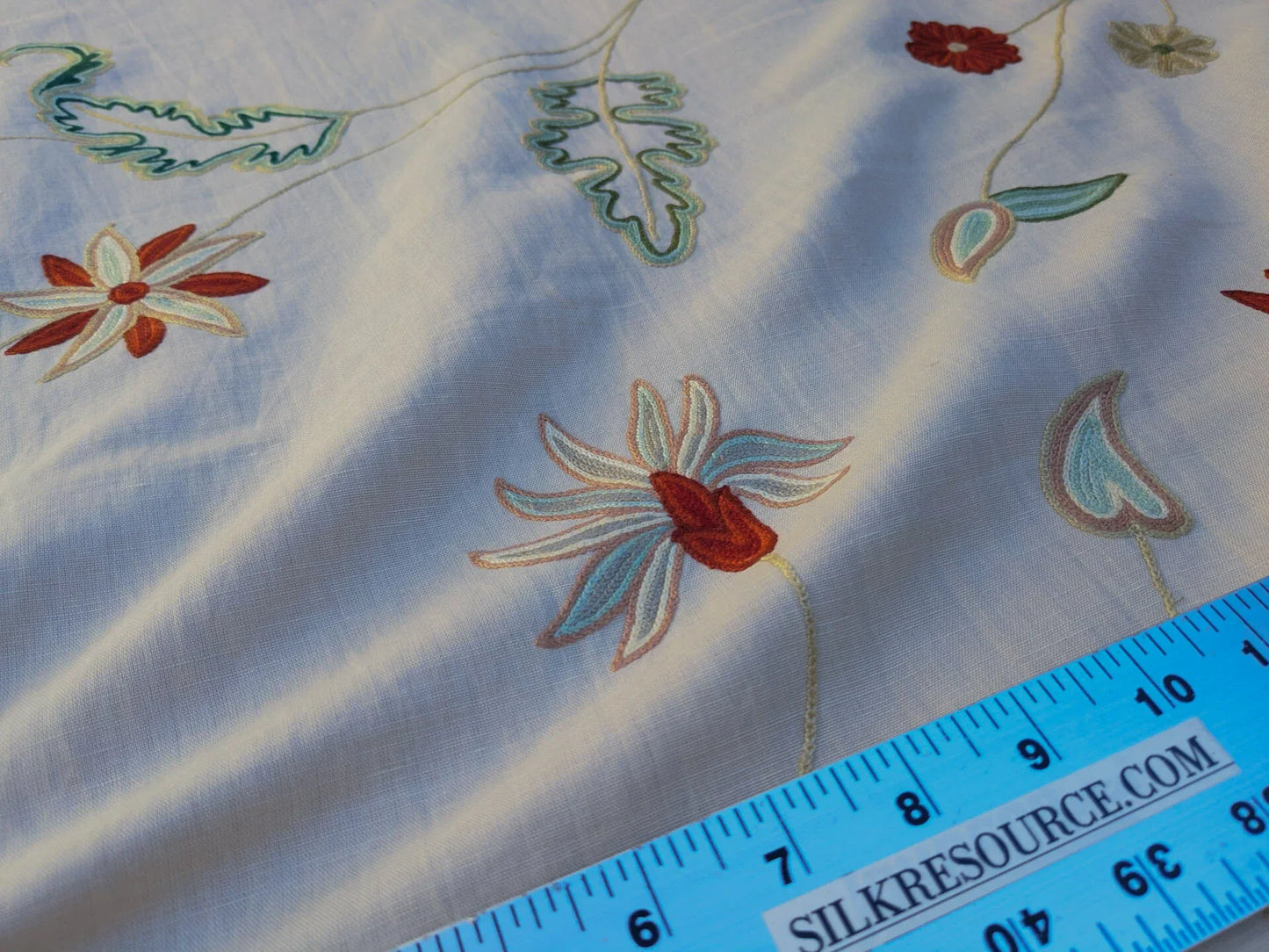 By Yd Lee Jofa Three Oaks Crewel Embroidery Red Green Flower Natural Linen Cotton Hand Made MSRP USD 296/Y