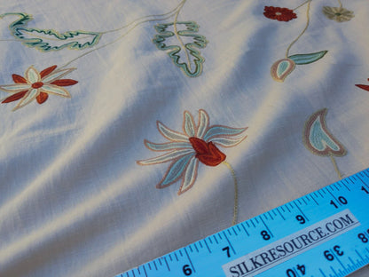 By Yd Lee Jofa Three Oaks Crewel Embroidery Red Green Flower Natural Linen Cotton Hand Made MSRP USD 296/Y