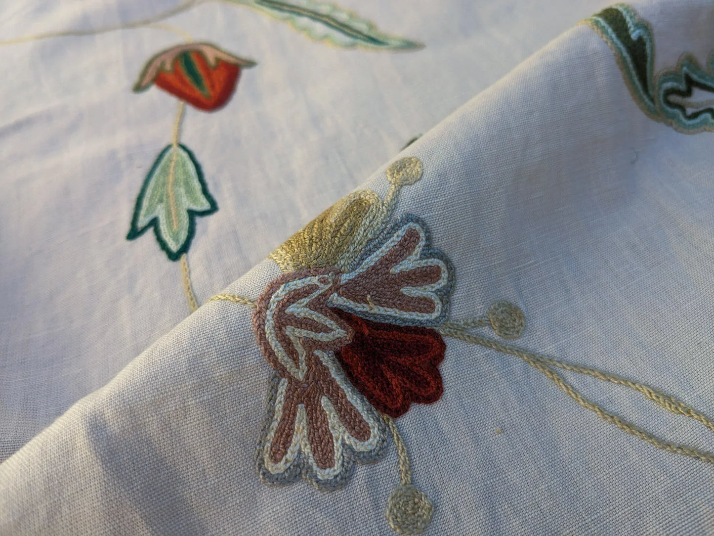 By Yd Lee Jofa Three Oaks Crewel Embroidery Red Green Flower Natural Linen Cotton Hand Made MSRP USD 296/Y