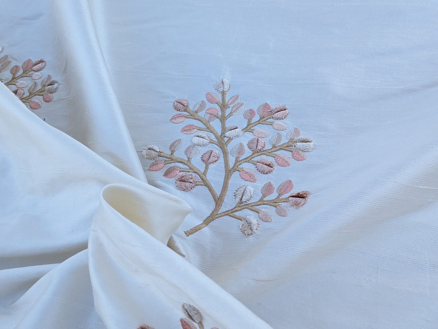2.5Y Kravet Silk Dupioni Embroidery White Pink Sprig MSRP USD 100+/Y Minor defects