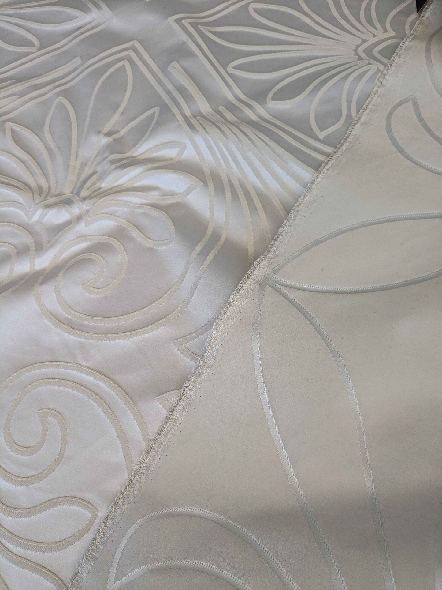 40"Length x 118" Width Lelievre Paris Trefle M1-Ivoire Damask Historic Jacquard Diamond Ogee Graphic White Cream Ivory Polyester