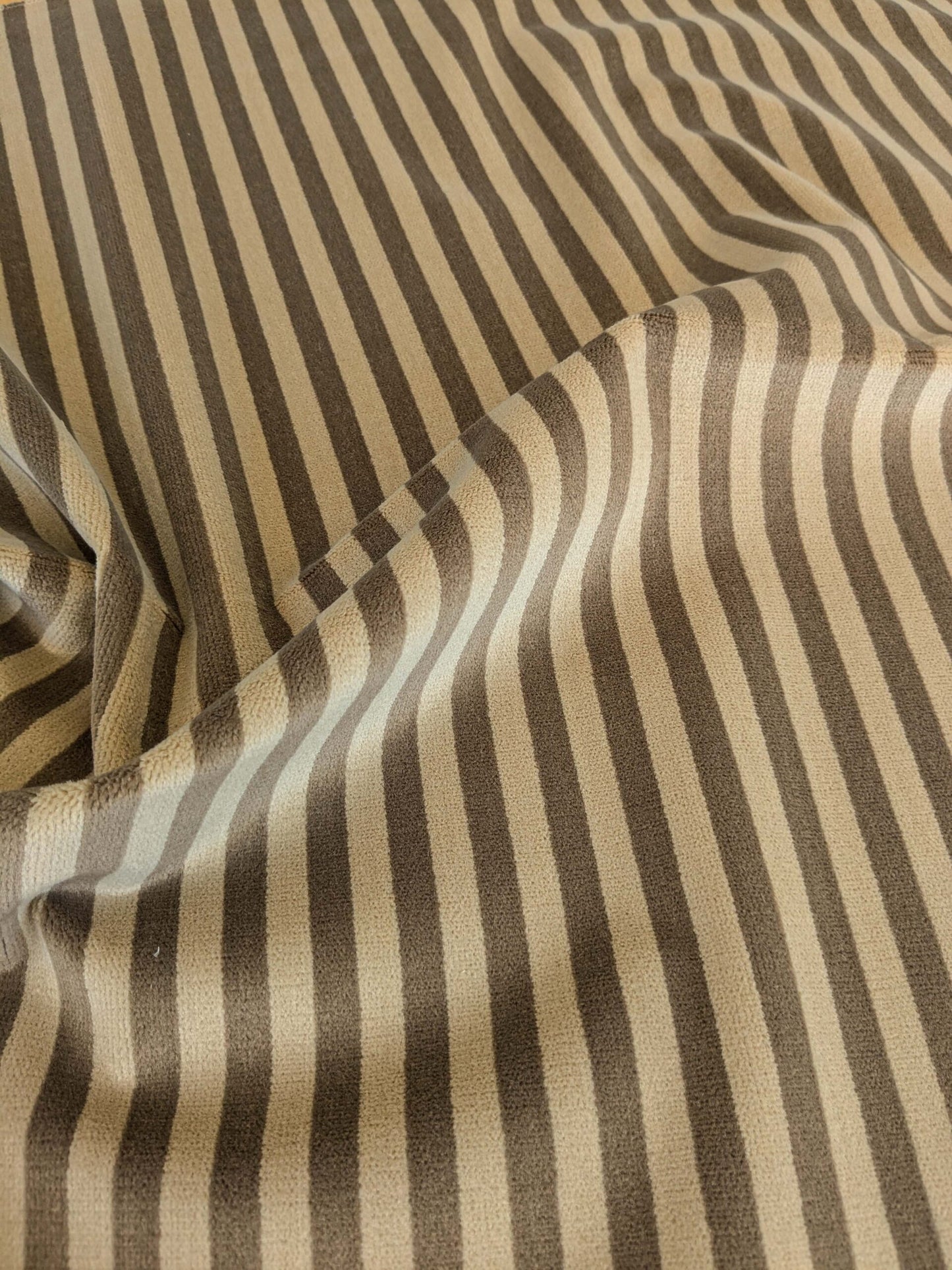 83 EV37 27" x 27" Fonthill Colline Bark Velvet Brown Stripe