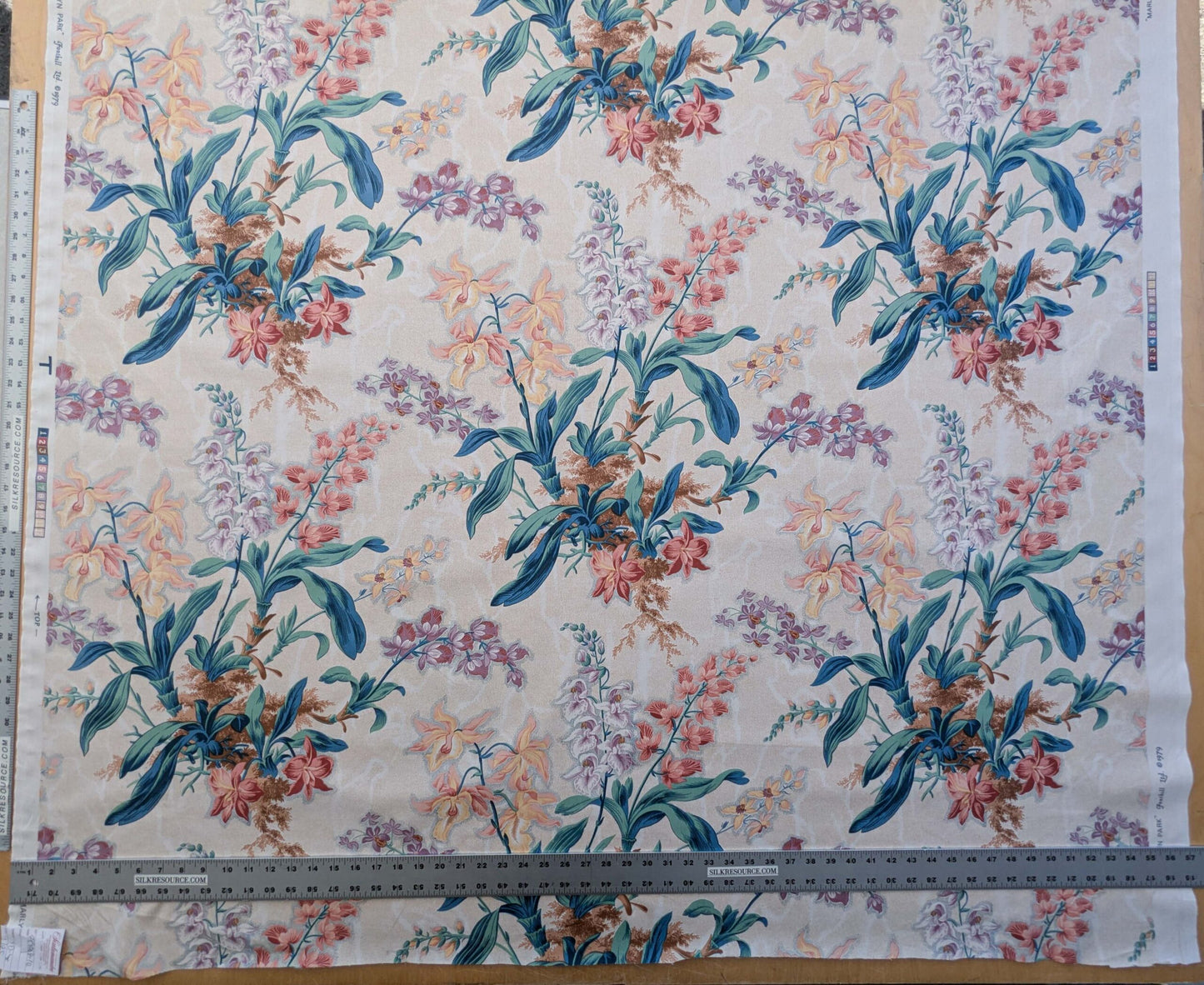 By yard Scalamandre Bouquet Marlyn Park Fh Multi/beige Cotton MSRP USD 188/y