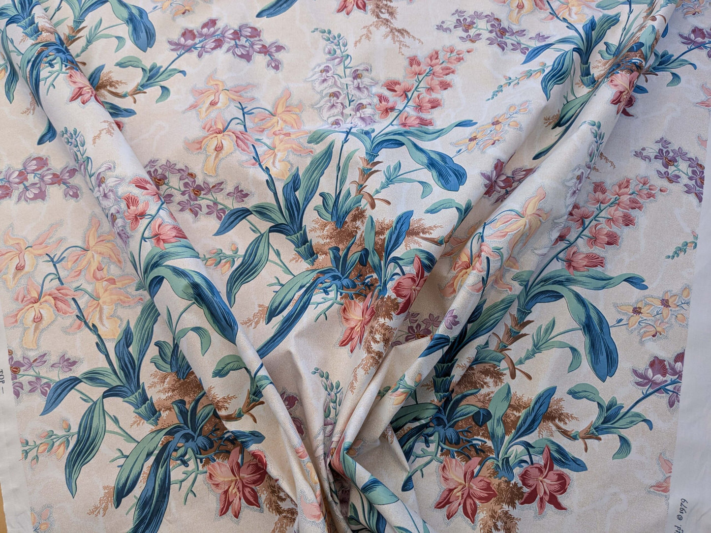 By yard Scalamandre Bouquet Marlyn Park Fh Multi/beige Cotton MSRP USD 188/y