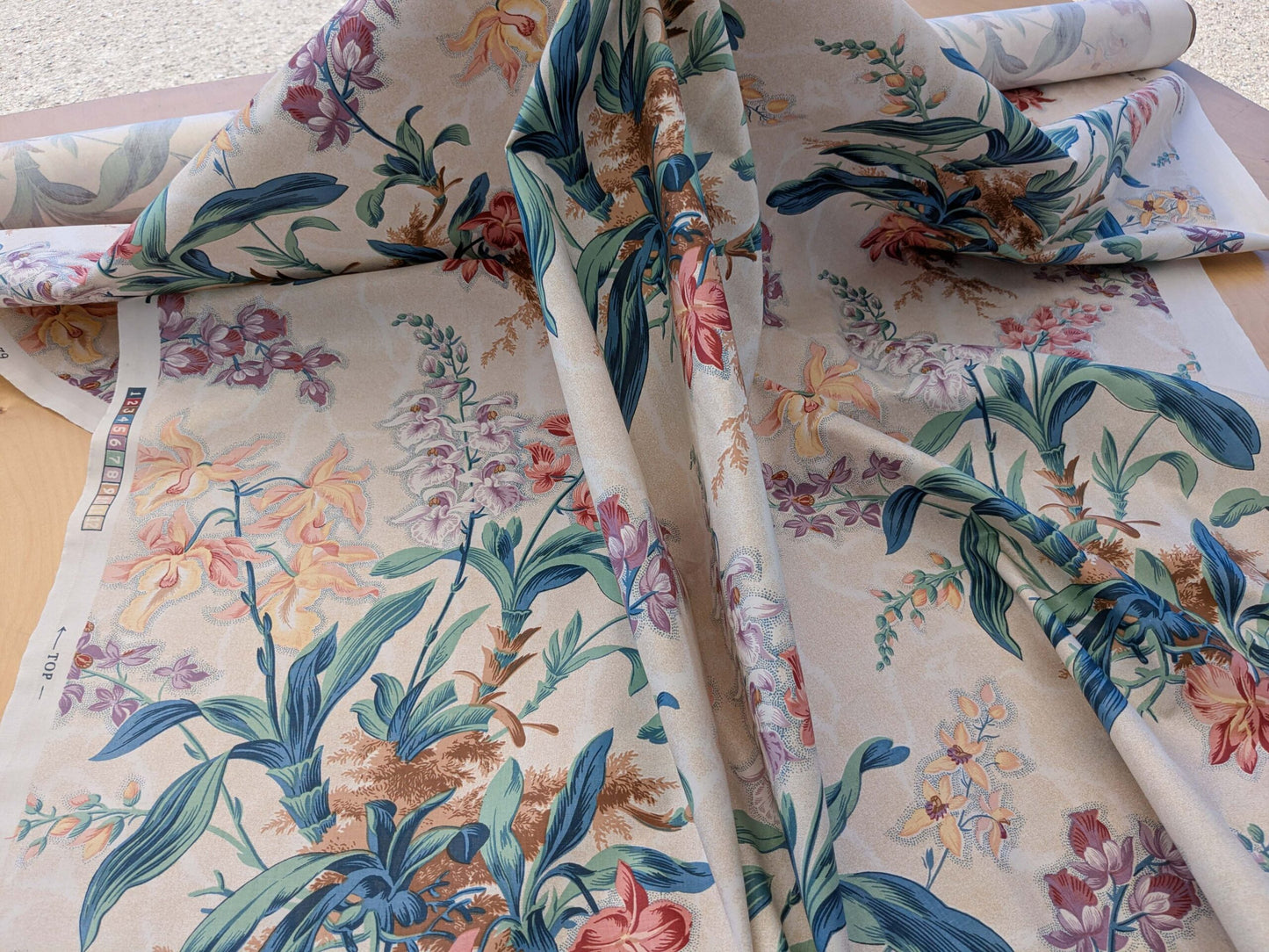 By yard Scalamandre Bouquet Marlyn Park Fh Multi/beige Cotton MSRP USD 188/y