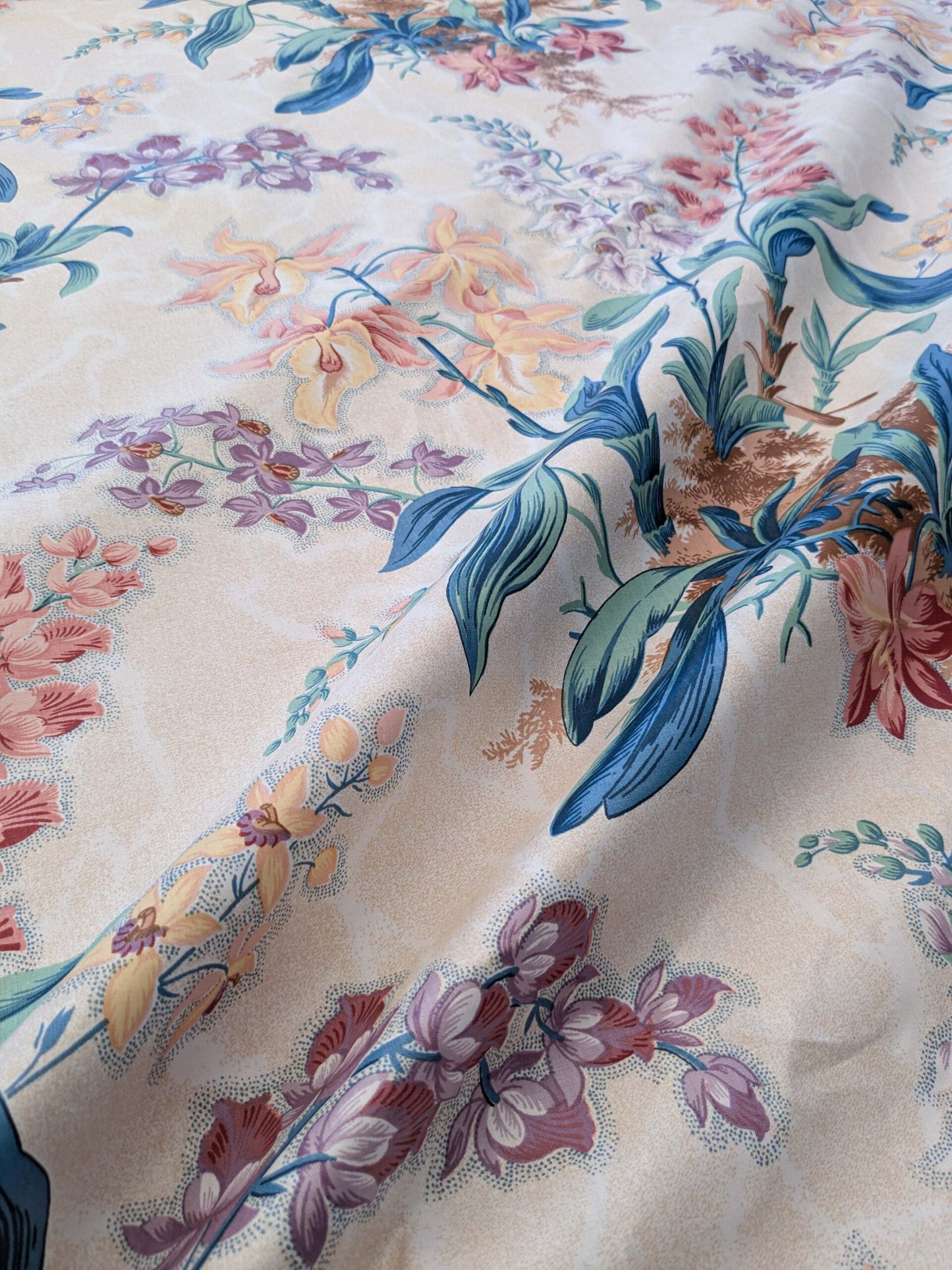 By yard Scalamandre Bouquet Marlyn Park Fh Multi/beige Cotton MSRP USD 188/y