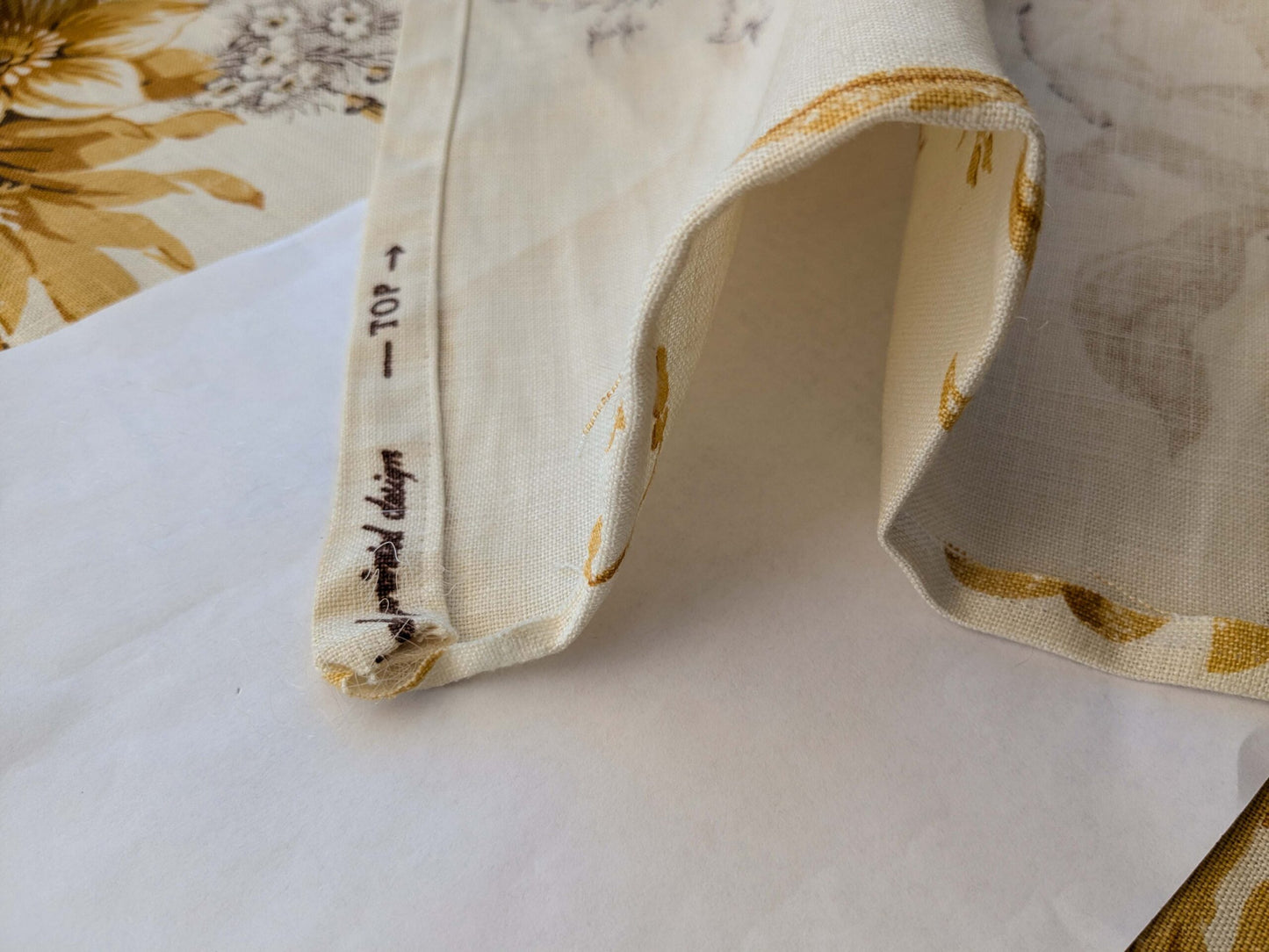 24 EV38 Scalamandre Bantry House Hand Printed Linen Yellow Floral 1.2y