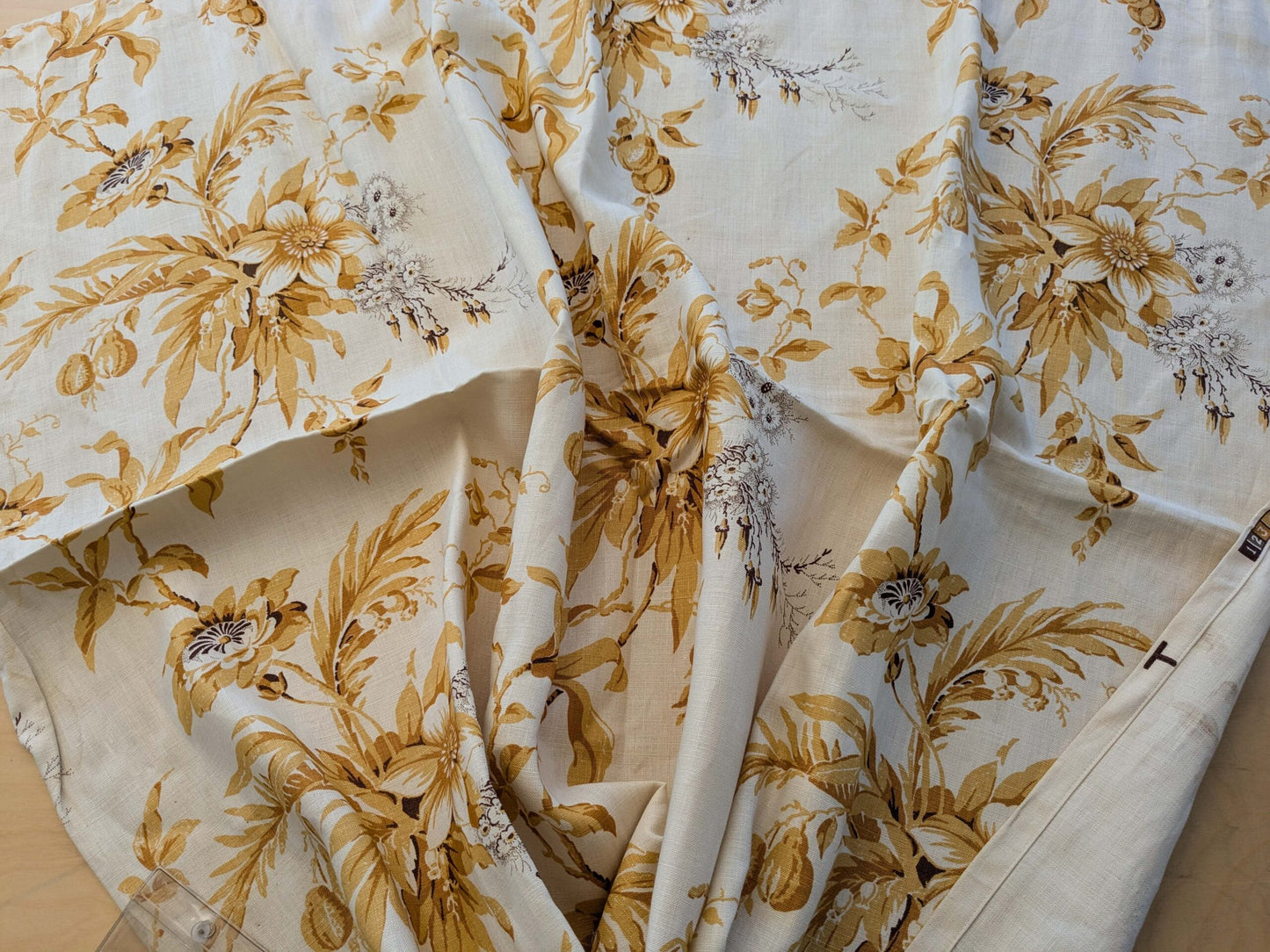 24 EV38 Scalamandre Bantry House Hand Printed Linen Yellow Floral 1.2y