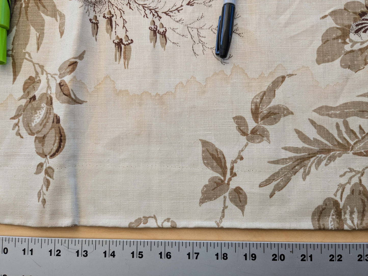 25 EV38 Scalamandre Bantry House Hand Printed Linen Brown Beige Floral 1.1y DEFECT