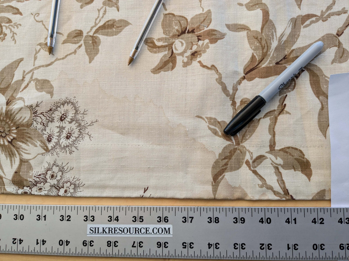 25 EV38 Scalamandre Bantry House Hand Printed Linen Brown Beige Floral 1.1y DEFECT