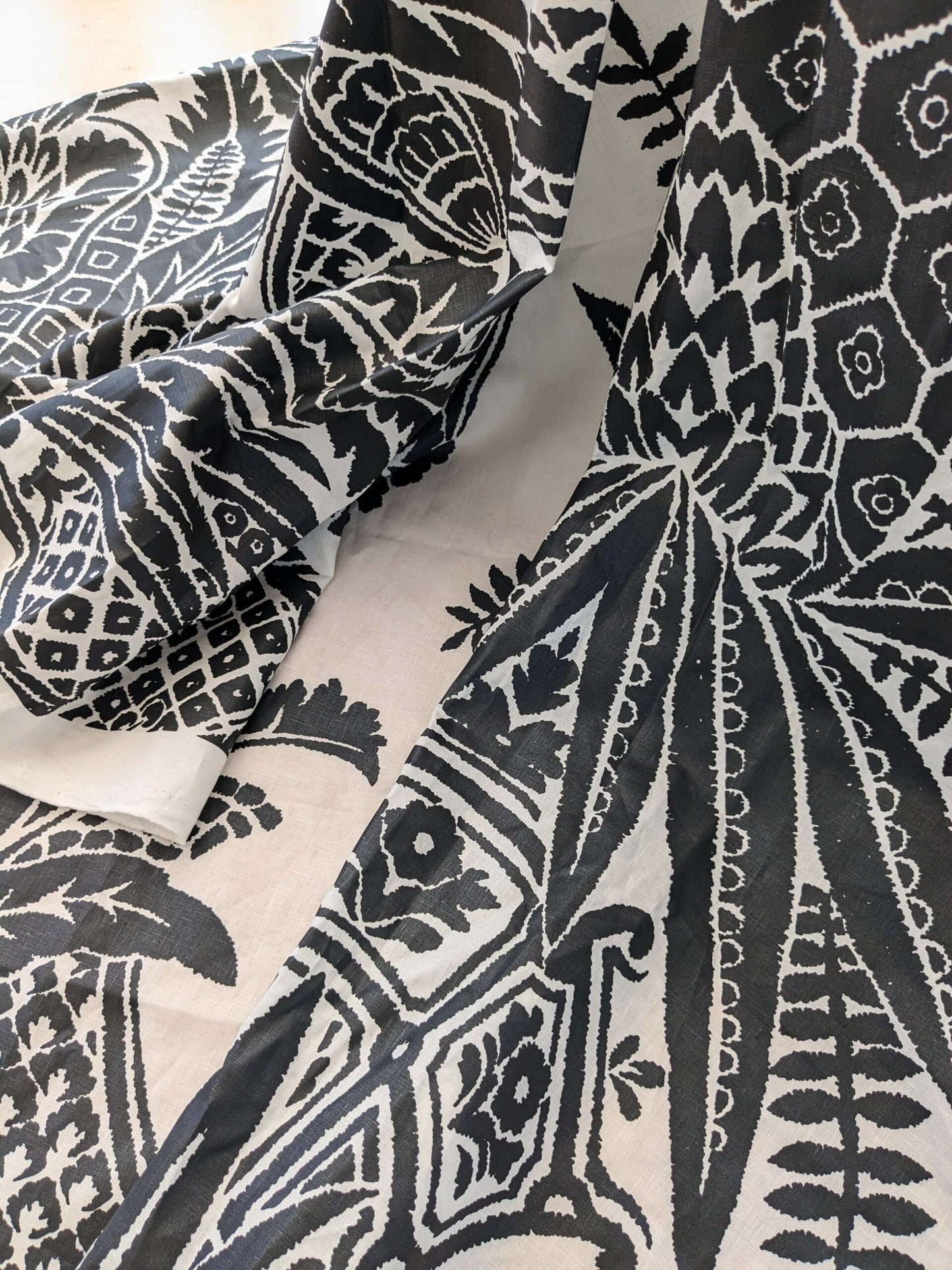 33 EV38 Scalamandre East India Bianco Nero Black White Printed Linen Damask 2.2y MSRP USD 440/Y