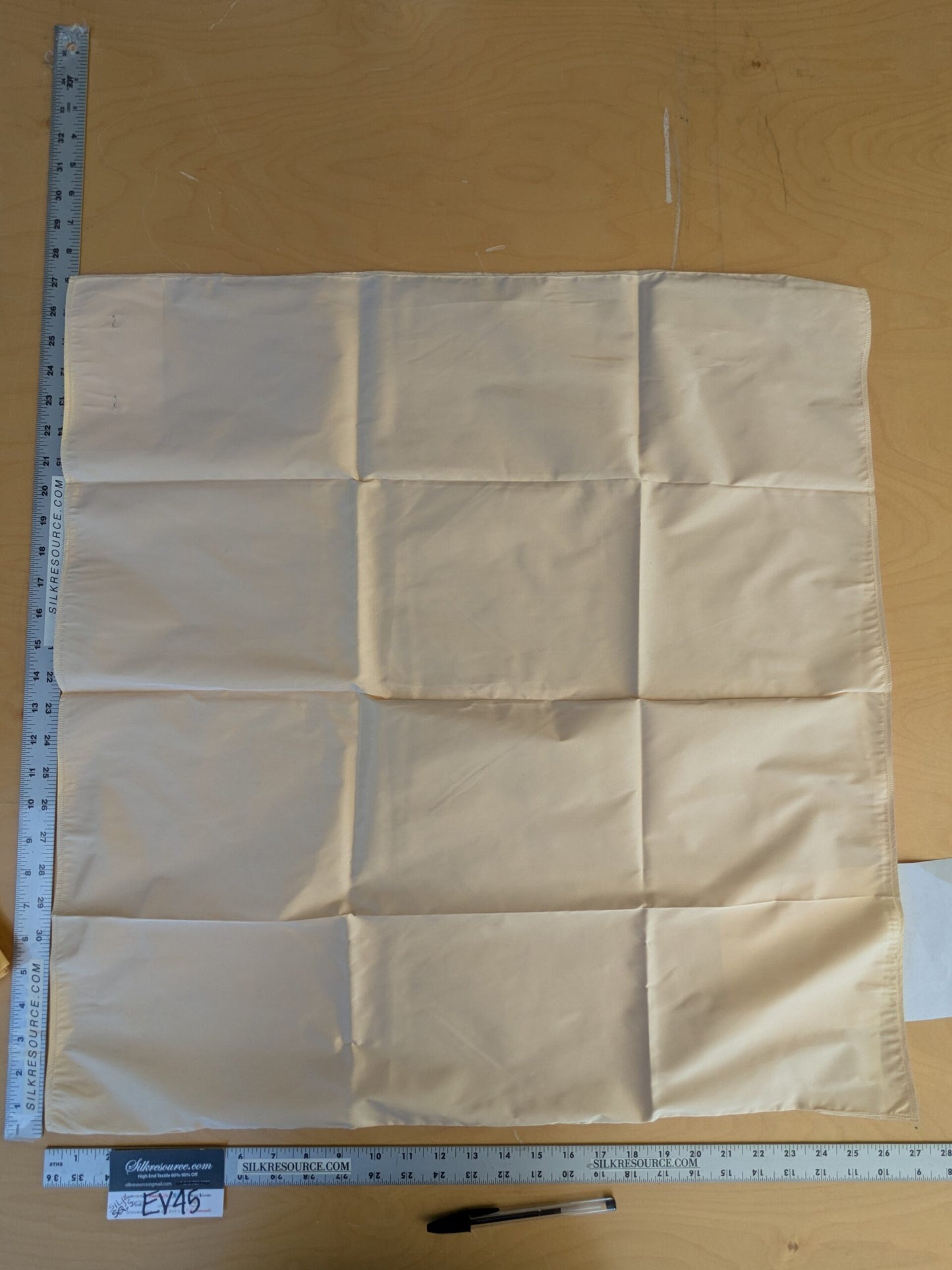 40 EV45 Square 27" x 27" Scalamandre Lelievre Paris Psyche Reversible Vanille Beige Polyester Solid Taffeta