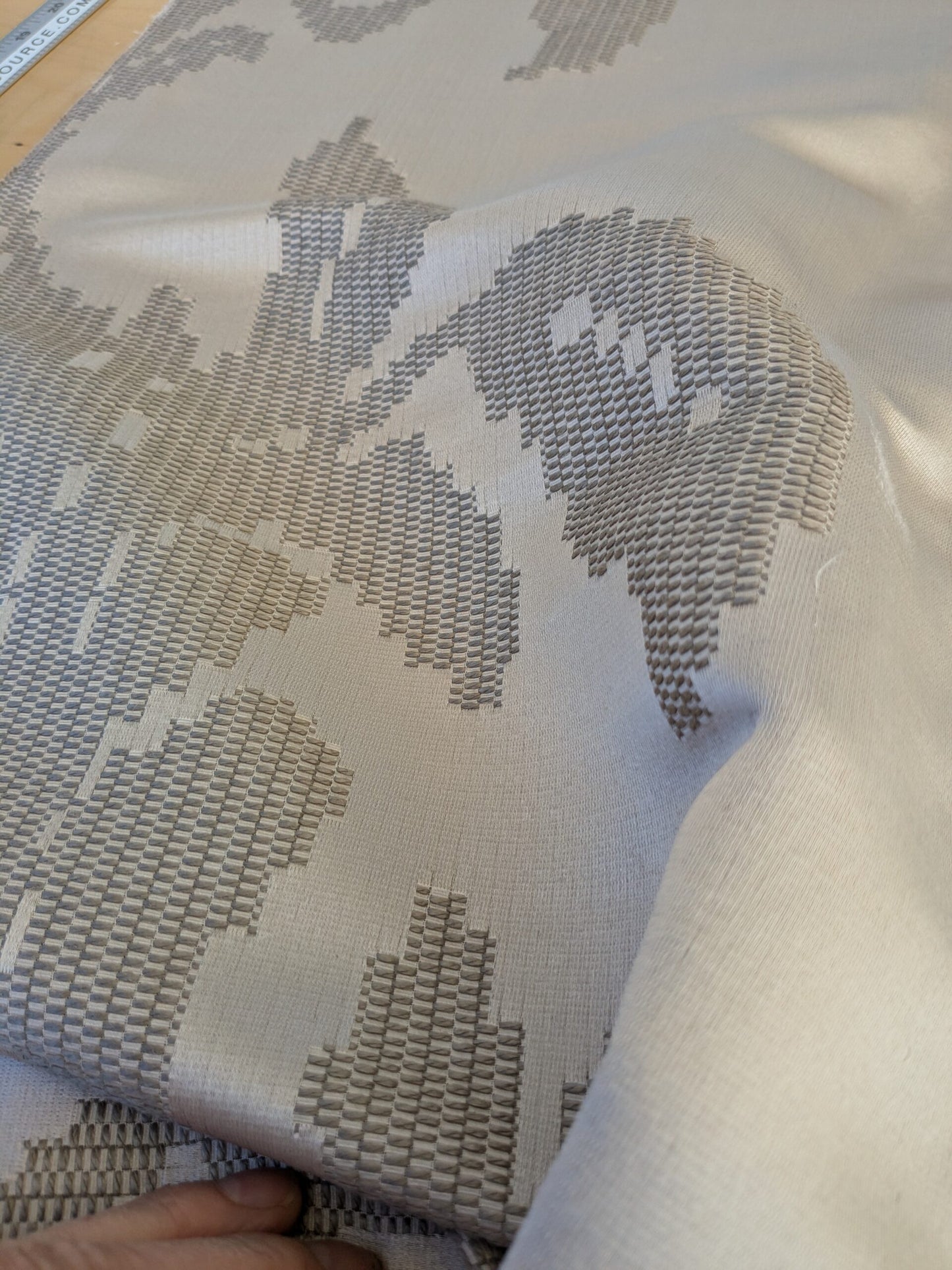 69 EV45 Square Lelievre Scalamandre Asuka Jacquards Beige Abstract Botanical MSRP USD 688/Y