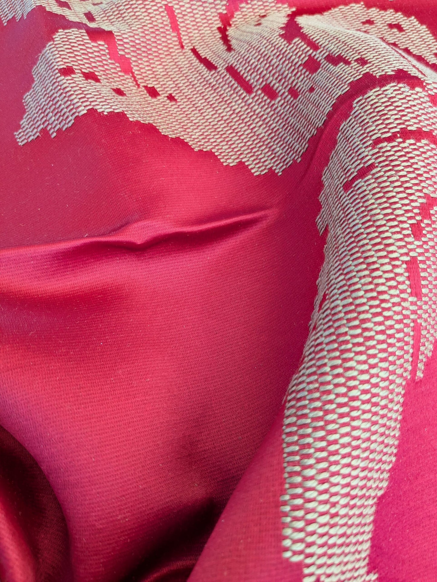 71 EV45 Square Lelievre Scalamandre Asuka Jacquards Red Abstract Botanical MSRP USD 688/Y