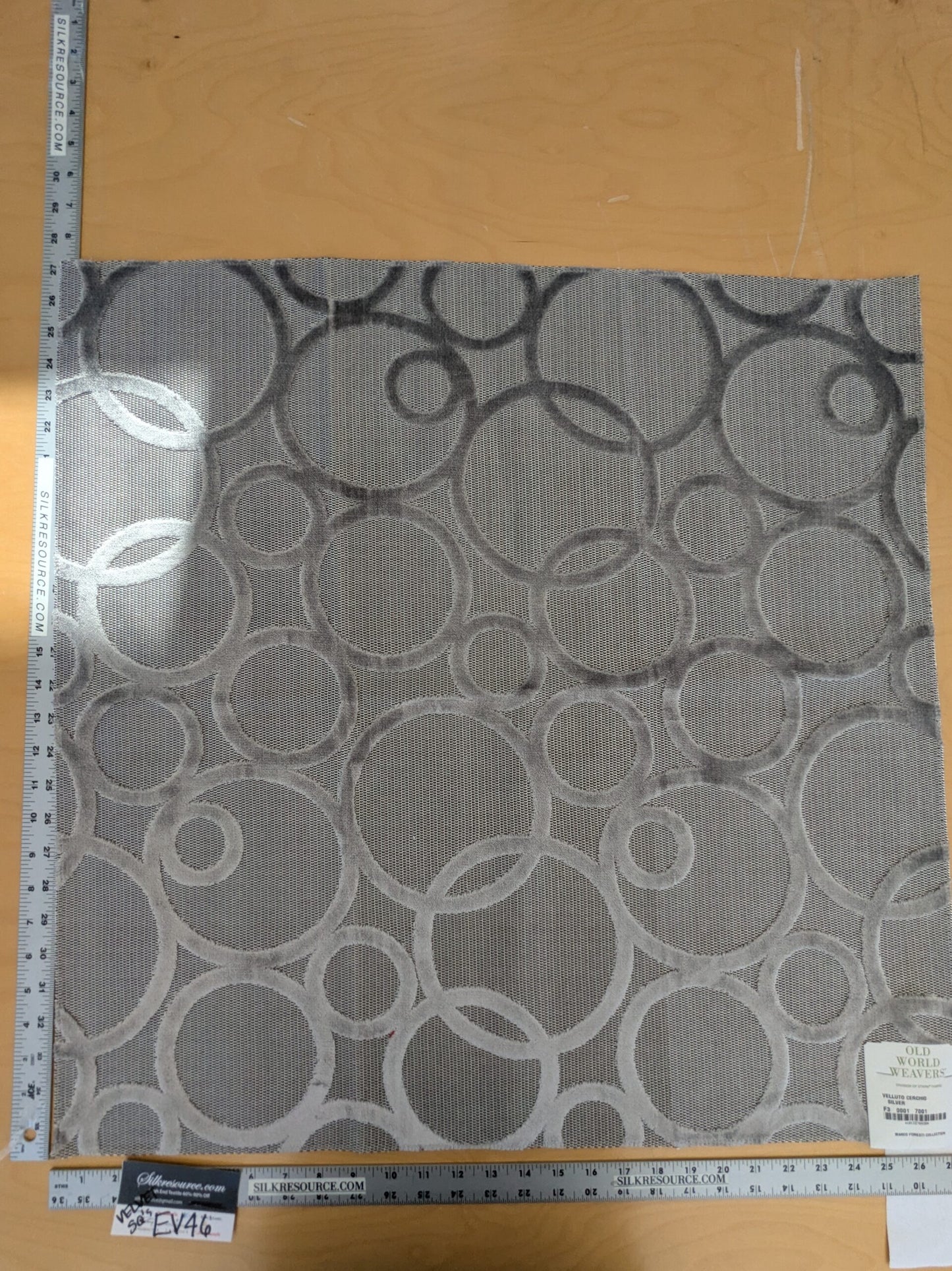 46 EV46 Velvet Square Scalamandre Old World Weavers Velluto Cerchio Silver Cut Velvet Gray Geometric Circle