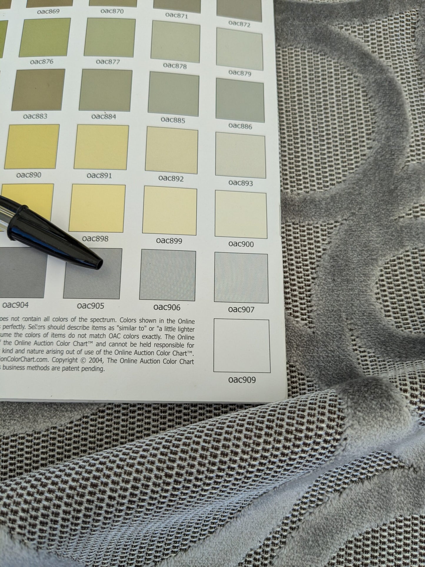 46 EV46 Velvet Square Scalamandre Old World Weavers Velluto Cerchio Silver Cut Velvet Gray Geometric Circle